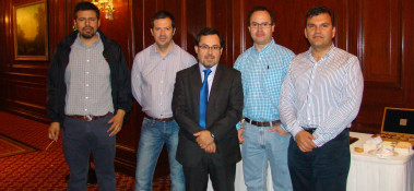 Orlando Jiménez, Director Ejecutivo del Centro de Excelencia Csiro Chile junto alumnos de la segunda promoción del MBA, Versión Industria Minera